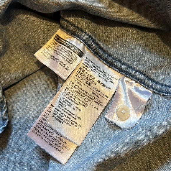 Levi’s Relaxed Fit Denim Shirt Size Medium - Picture 10 of 11